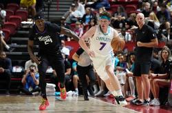 夏洛特黄蜂靠稳定表现的侧翼新秀拿下夏联FMVP