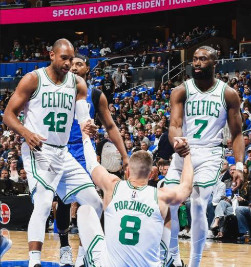 波士顿凯尔特人逆转魔术，锁定系列赛的主动权