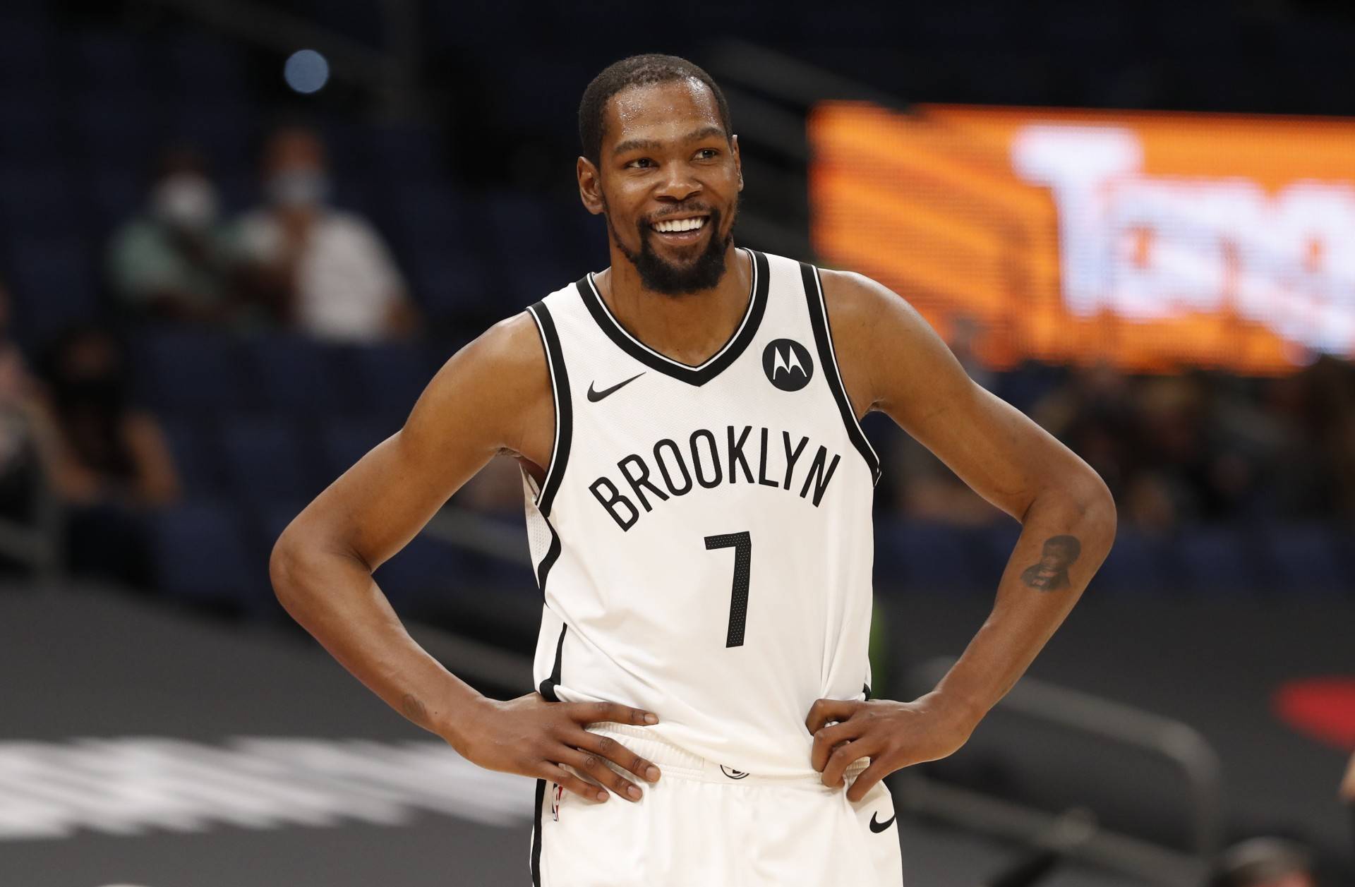 杜兰特首度回应篮网生涯：深情回忆布鲁克林岁月，网友盛赞其优雅告别