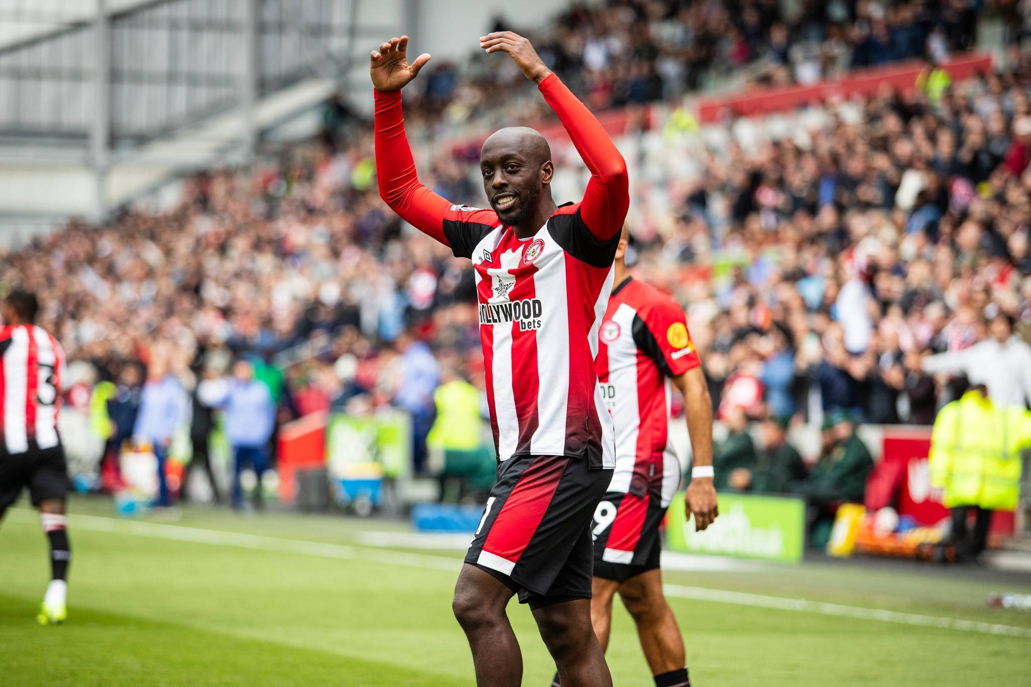 热刺纽卡有意！BBC：布伦特福德尝试续约维萨，但他今夏更想离队