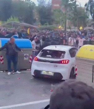 太疯狂了！巴萨PK西班牙人赛前，巴萨球迷驾车冲撞西班牙人队球迷