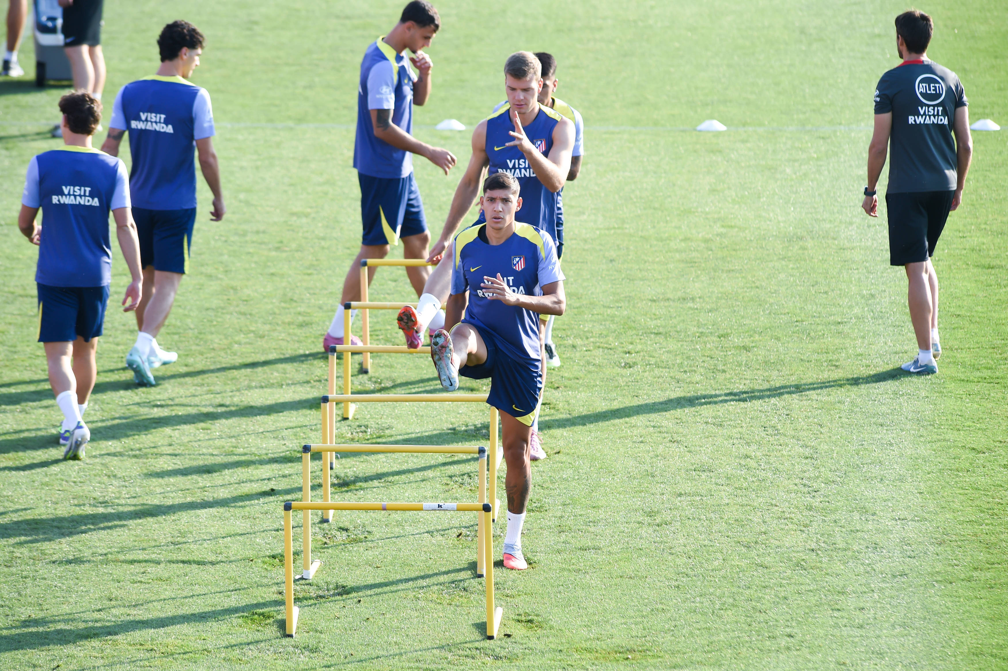 （体育）足球：马德里竞技一队备战新赛季