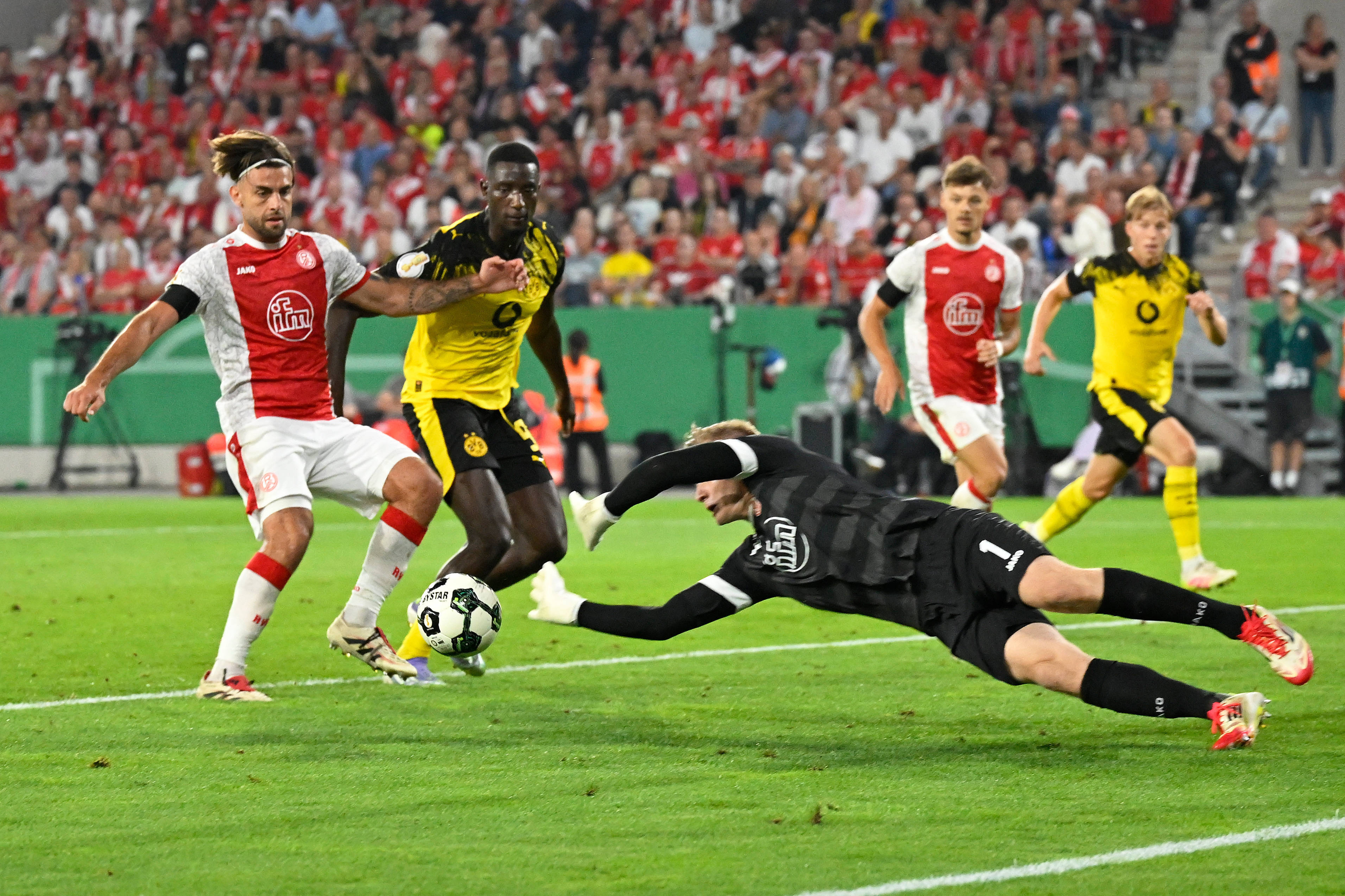 (体育)足球——德国杯:埃森不敌多特蒙德