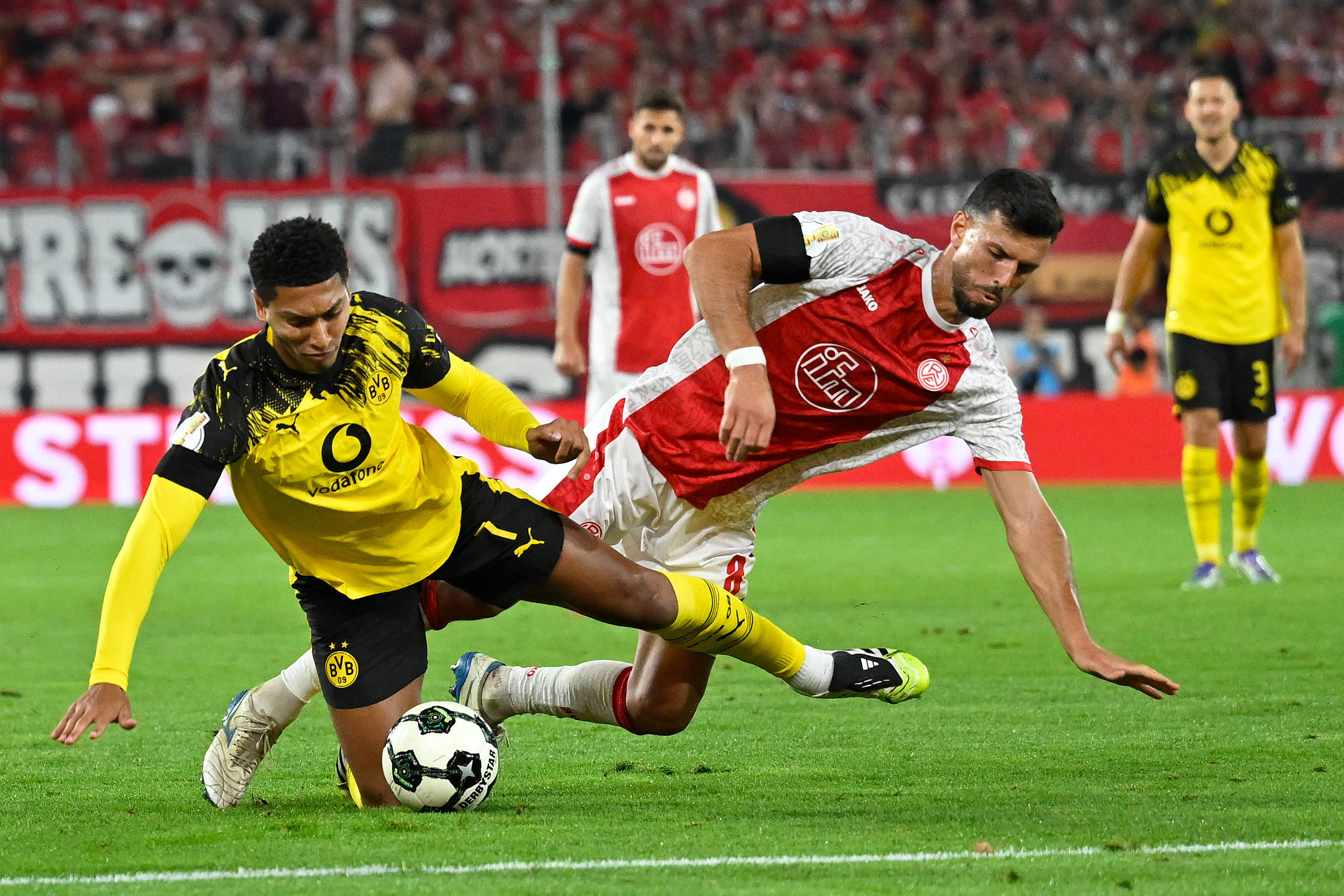 (体育)足球——德国杯:埃森不敌多特蒙德